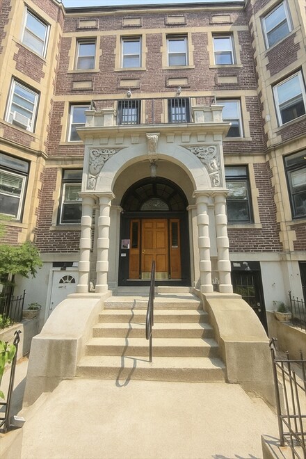 390 Riverway Unit 4, Boston, MA 02115