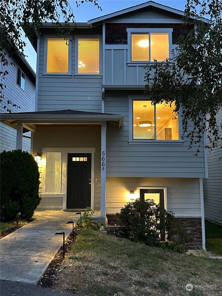 566 E Marine View Dr Unit B, Everett, WA 98201