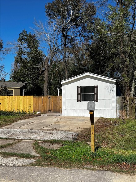 211 E San Jacinto St, Highlands, TX 77562