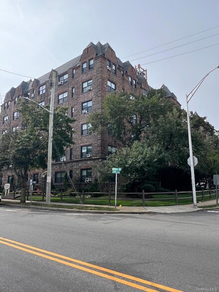 141 Woodmere Blvd Unit 3H, Woodmere, NY 11598