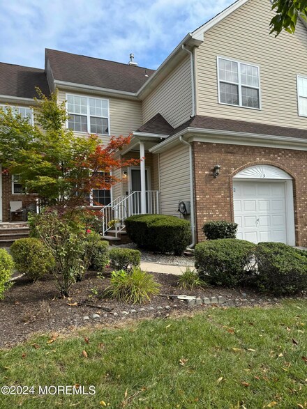5 Thoreau Ct, East Windsor, NJ 08520