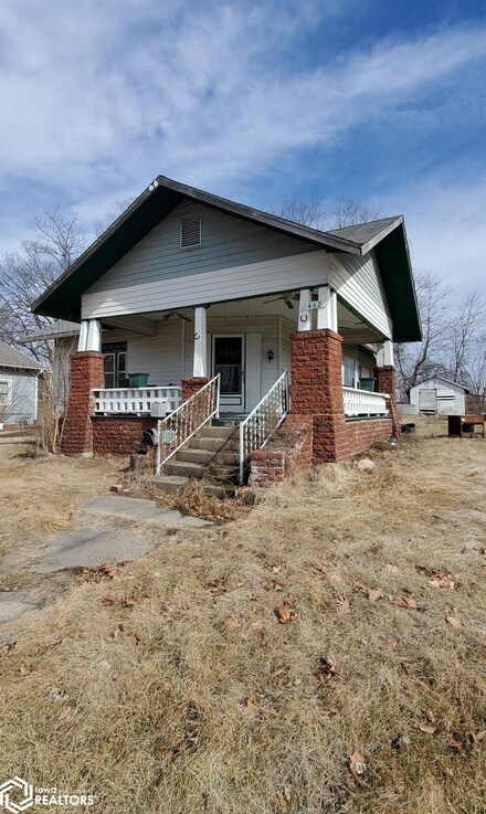 462 S 8th St, Chariton, IA 50049