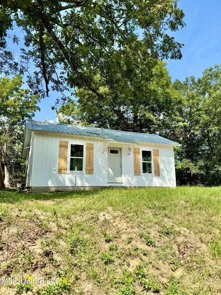 180 Jarrott St, Holly Springs, MS 38635