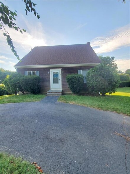 23 J h Dwyer Dr, Middletown, RI 02842