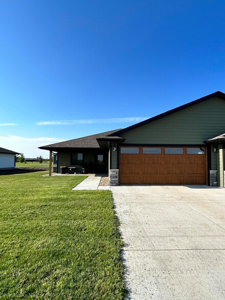 407 W Redwood St, Parkston, SD 57366