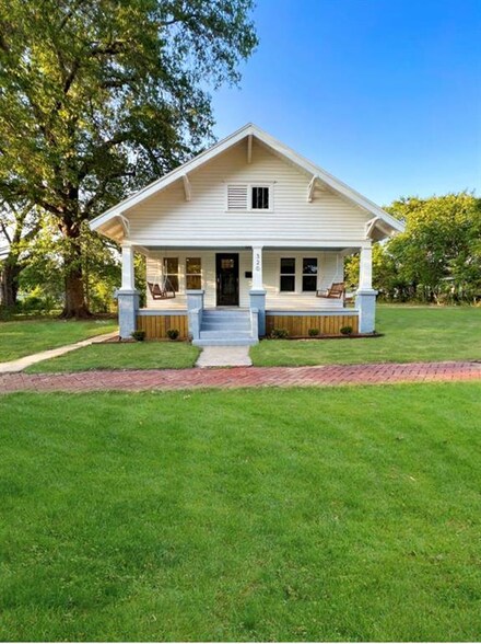 320 E 6th St, Cherryvale, KS 67335