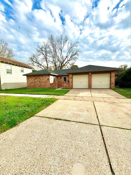 213 6th Ave N, Texas City, TX 77590