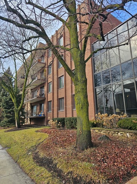 5200 Oakton St Unit 107, Skokie, IL 60077