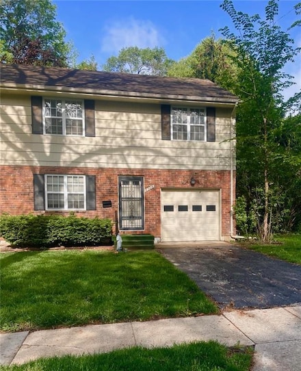 8304 Hemlock St, Overland Park, KS 66212