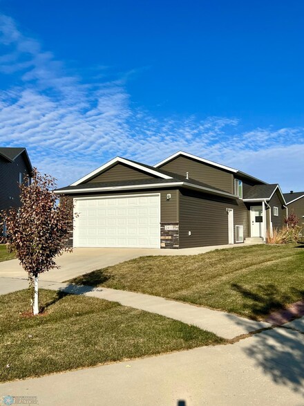 2411 6th Ct W, West Fargo, ND 58078