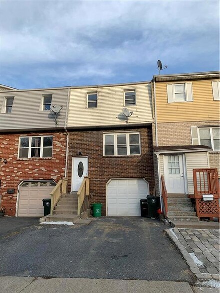 121 Old Forge Dr, Bath, PA 18014