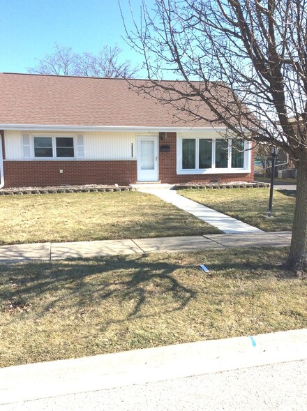 10309 Barnard Dr, Chicago Ridge, IL 60415