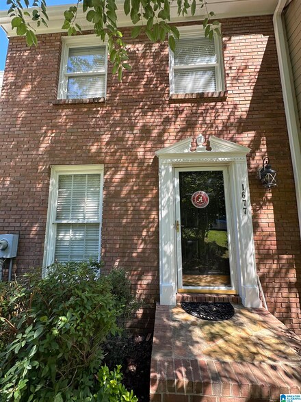 1677 Ashwood Ln, Birmingham, AL 35209