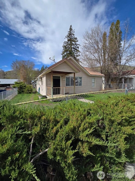 105 N Douglas St, Omak, WA 98841