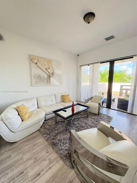 5200 NW 83rd Ct, Doral, FL 33178