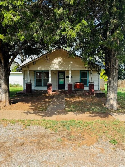 109 7th St, Hammon, OK 73650