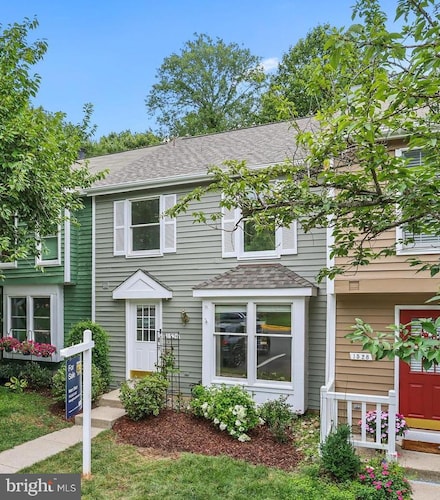 1526 Poplar Grove Dr, Reston, VA 20194