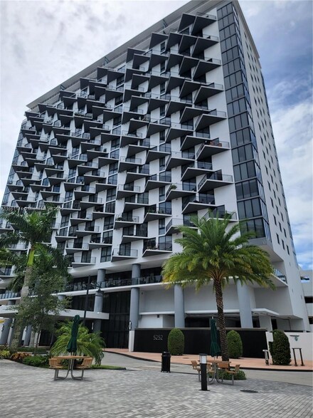 5252 NW 85th Ave Unit 1601, Doral, FL 33166