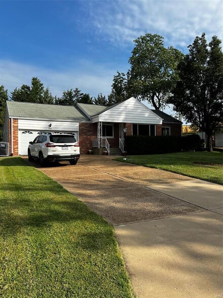 9505 Crain Ct, Saint Louis, MO 63126