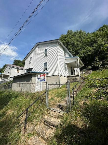 92 High St, Jenkins, KY 41537