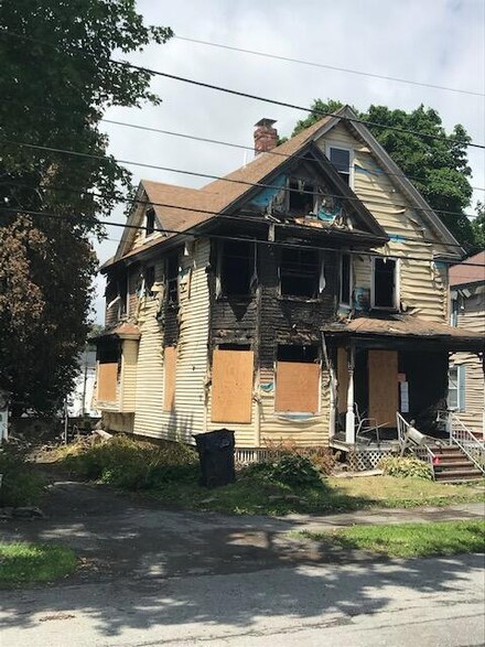 218 Elm St, Bangor, ME 04401