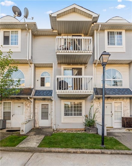 35 Country Dr N Unit 10, Staten Island, NY 10314