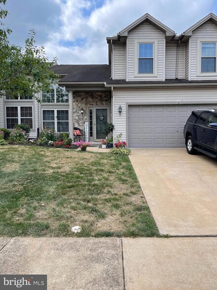 8 Edgewater Dr, Middletown, PA 17057