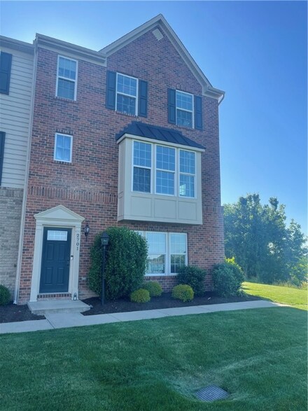 2701 Pointe View Dr, Mars, PA 16046