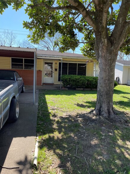 9814 Carmalee St, Houston, TX 77075
