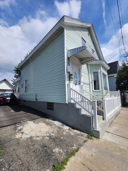 133 Water St, Lawrence, MA 01841
