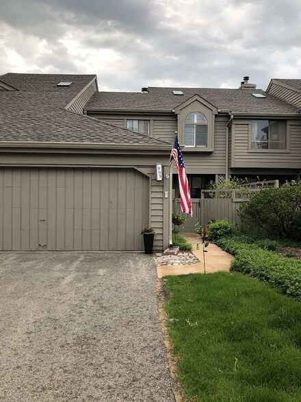 903 Longmeadow Ct, Lake Barrington, IL 60010