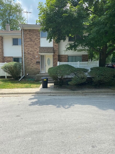 837 Pin Oak Ln Unit 1, University Park, IL 60484