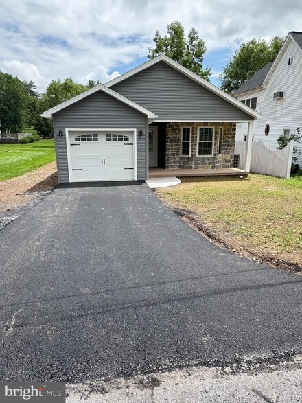 402 8th Ave, Burnham, PA 17009