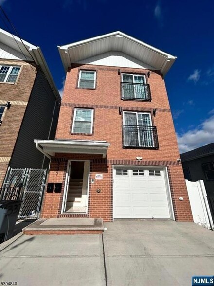 337 13th Ave, Newark, NJ 07107
