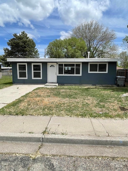 825 S 12th E, Mountain Home, ID 83647