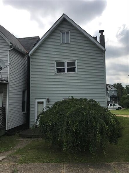 1026 Railroad St, Creighton, PA 15030