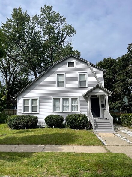 202 Dunmoreland St, Springfield, MA 01109