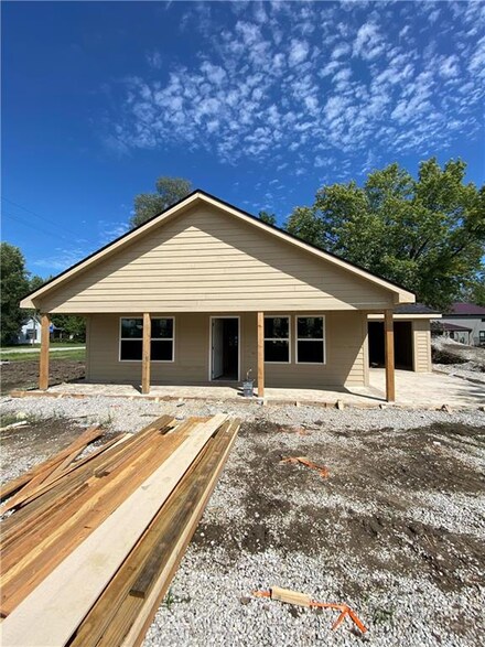 102 Indiana St, Harrisonville, MO 64701