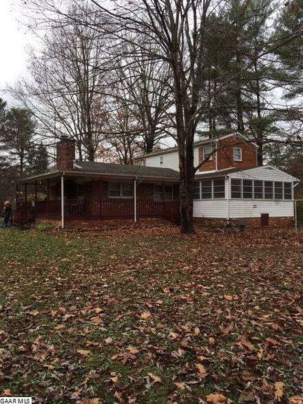 2146 Mt Torrey Rd, Lyndhurst, VA 22952