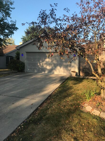 9516 Crown Commons Dr, Crown Point, IN 46307