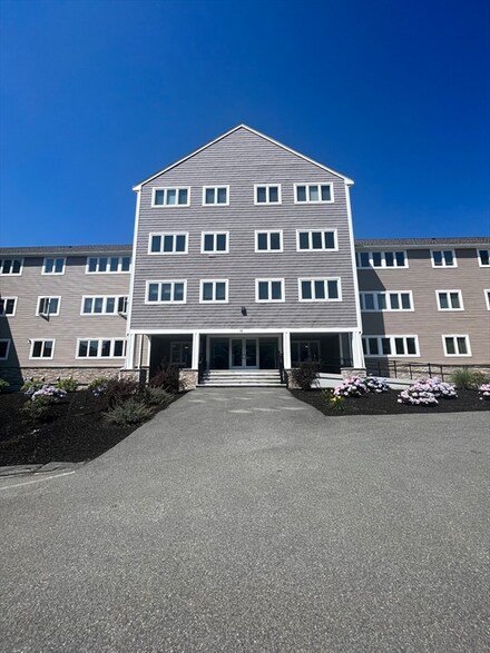 36 Dunham Rd Unit 208, Beverly, MA 01915