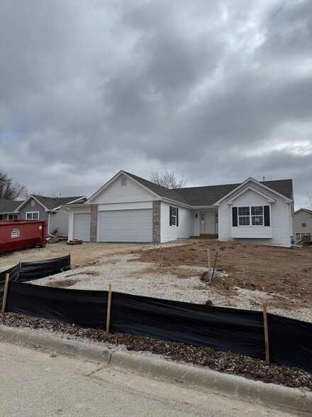 444 Live Oak Ln, Poplar Grove, IL 61065