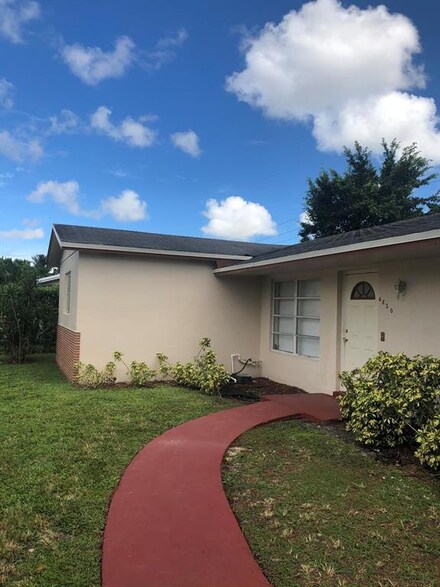 6820 NW 6th St, Margate, FL 33063