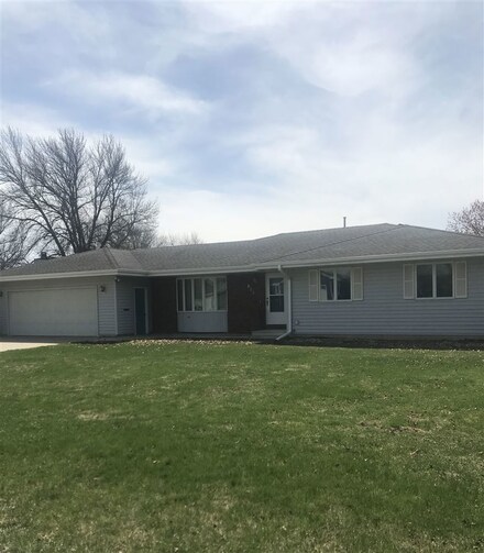 805 Gray St, Aplington, IA 50604