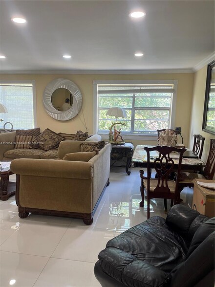 1305 W 53rd St Unit 422, Hialeah, FL 33012