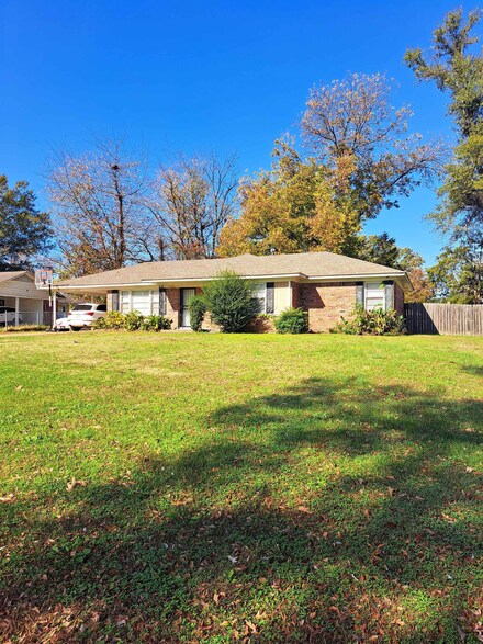 898 Craigwood Dr, Memphis, TN 38116