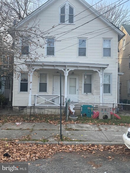 73 7th St, Salem, NJ 08079