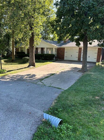 405 Robert Dr, O Fallon, MO 63366