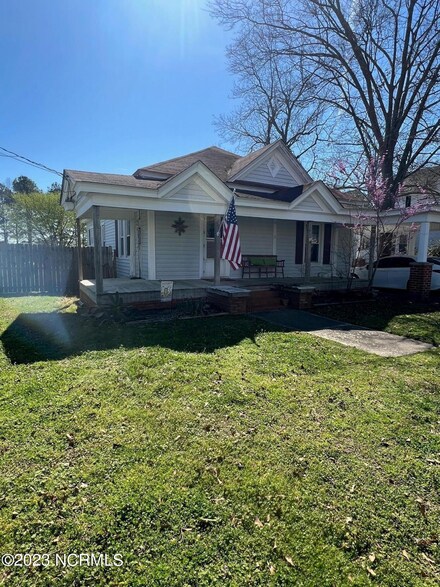 313 W Commerce St, Oak City, NC 27857