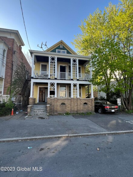 24 Robin St, Albany, NY 12206